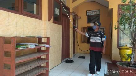 Penyemprotan Disinfektan di Tempat Isolasi