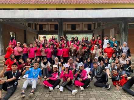 Senam Sehat PKK Desa Nglinggis Bersama Mahasiswa KKN UIN Tulungagung