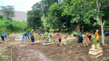 Gotong Royong Bersihkan Pemakaman Umum