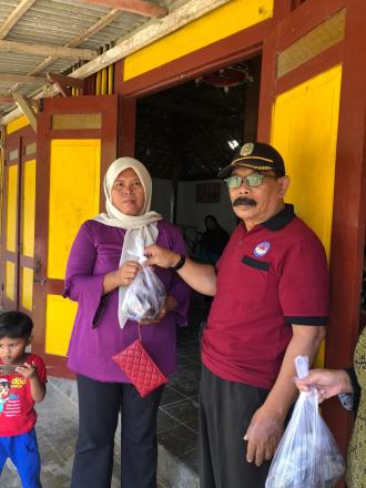 Pemerintah Desa Nglinggis Bagikan Lele untuk Balita Stunting dan Ibu Hamil